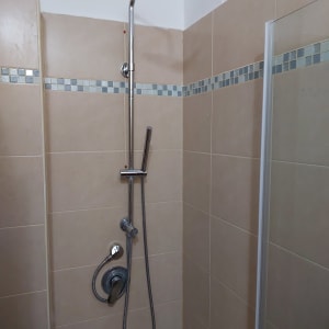 מקלחת עם ראש טוש וכפתורי שליטה