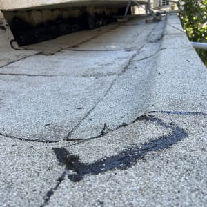 גג עם איטום זפת וסדקים קטנים