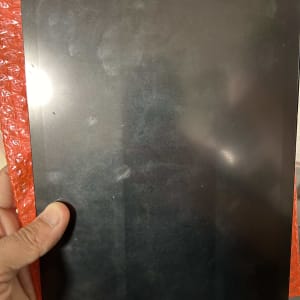 מסך מגע של אייפון עם מסגרת שחורה