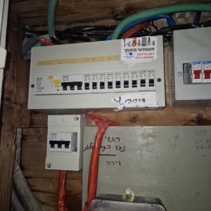 לוח חשמל עם חוטים ומתגים בתחום החשמל