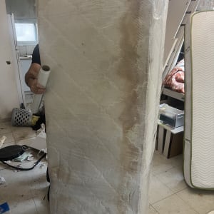 מזרן עטוף בניילון בחדר עם רהיטים