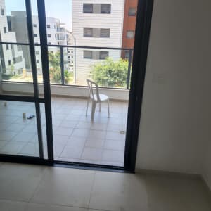 כיסא פלסטיק על מרפסת עם רצפה נקייה