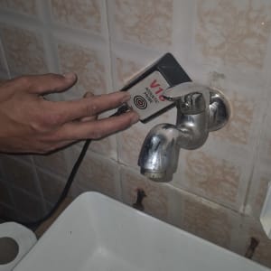 בדיקה אקוסטית של ברז עם מכשיר V12