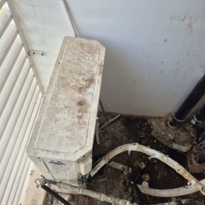 מערכת צינורות ומכשיר עם לכלוך ואבק