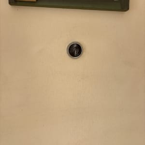 מנעול דלת על קיר בצבע בז