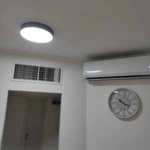 מנורה עגולה על התקרה, מזגן על הקיר