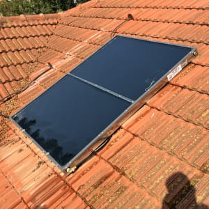 קולטן שמש מותקן על גג רעפים אדום