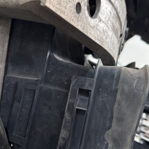 חלקי רכב מתכתיים ופלסטיים בתהליך תיקון