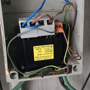 תיבת חיבורים עם חוטי חשמל וצבעים שונים