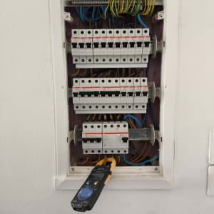 לוח חשמל עם חוטים ומד מתח