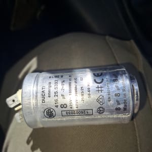 קבל חשמלי עם כיתוב טכני על פני השטח