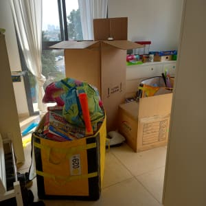 קופסאות קרטון וארגזים לאריזת חפצים בחדר מואר