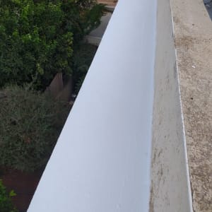 קיר אטום בצבע לבן על גג