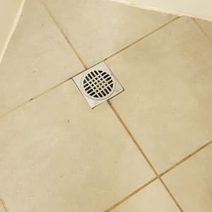 רצפת אריחים עם פתח ניקוז עגול