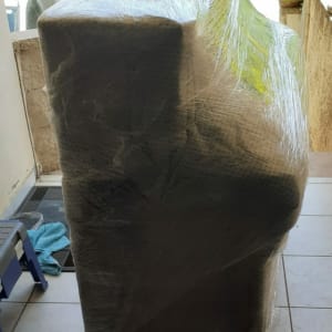 רהיט עטוף בניילון לקראת הובלה