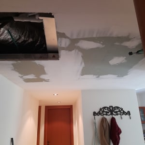 תיקון תקרת גבס עם טלאים וחור פתוח