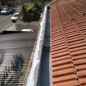 גג רעפים עם איטום לבן לאורך התעלה