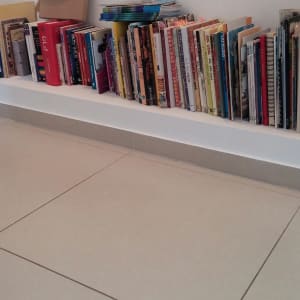 מדף גבס עם ספרים שונים מסודרים בשורה