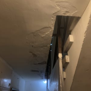 תקרה מתקלפת עם סימני רטיבות ושיפוץ