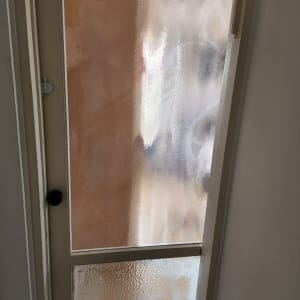 דלת עם זכוכית מטושטשת ושקופה למחצה