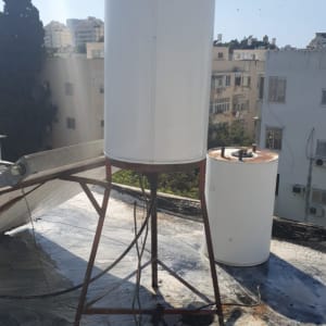 דוד שמש על גג עם צינורות וחיבורים