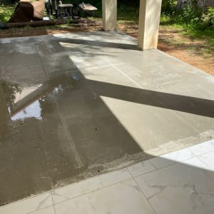 רצפת בטון רטובה בתהליך ייבוש בחצר