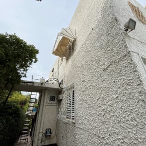 סוכך בד מתקפל על קיר חיצוני של בניין