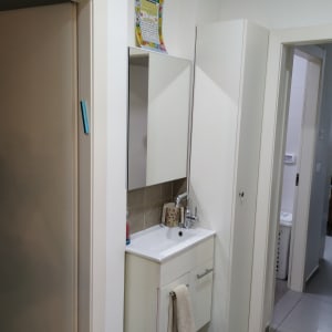 ארון אמבטיה עם כיור ומראה