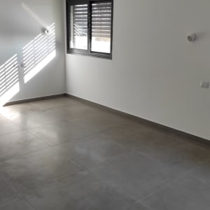 רצפה נקייה עם אור שמש על הקיר