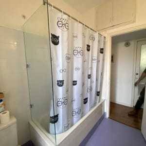 וילון מקלחת עם דוגמאות של דובים על אמבטיה