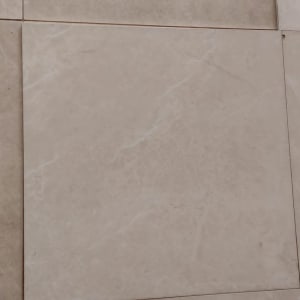 אריחי רצפה מלוכלכים עם כתמים קטנים