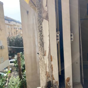 מסגרת חלון אלומיניום עם צבע מתקלף ונזקי רטיבות