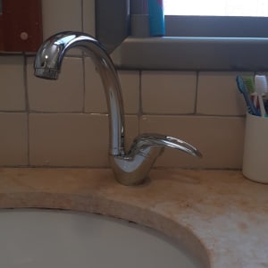 ברז כרום מותקן על כיור אמבטיה