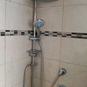 מערכת מקלחת עם ראש גשם וברזים