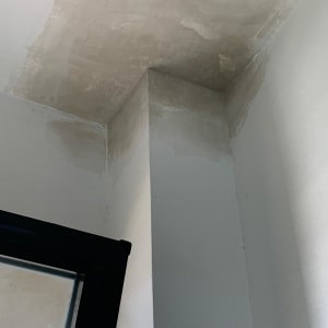 קיר עם סימני רטיבות ותיקון טיח