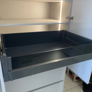 מגירה פתוחה בארון מטבח עם תאורה פנימית