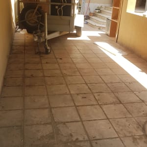 עגלה עם קופסאות וקרשים בחניה מקורה