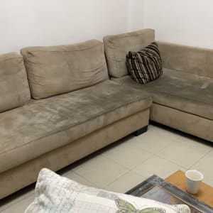 ספה חומה עם כתמים על הריפוד