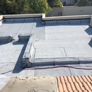 גג שטוח עם יריעות איטום ואביזרי איטום