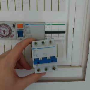 לוח חשמל עם מפסקים ומפסק נוסף ביד