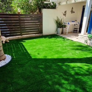 דשא סינתטי, עציץ, עץ ודק עץ בגינה