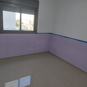 חדר עם קיר צבוע בחלקו בצבע סגול
