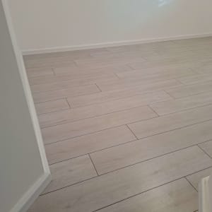 רצפת פרקט עץ בהירה בחדר ריק