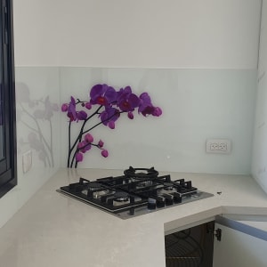 זכוכית עם הדפס פרחים סגולים במטבח מודרני