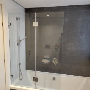 דלת זכוכית למקלחת עם ידית מתכת