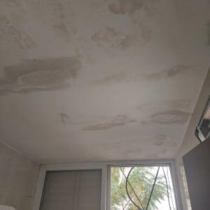 תקרה עם תיקוני צבע וטיח בחדר