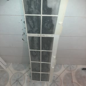 מסנן מזגן מלוכלך מונח על הרצפה