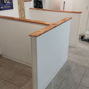 קירות גבס עם מדף עץ עליון