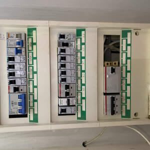 לוח חשמל עם מפסקים וחוטי חשמל