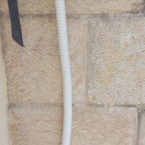 מתג חשמלי עם כבל גמיש על קיר אבן